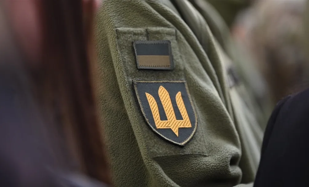 Шеврон із тризубом на військовій формі України