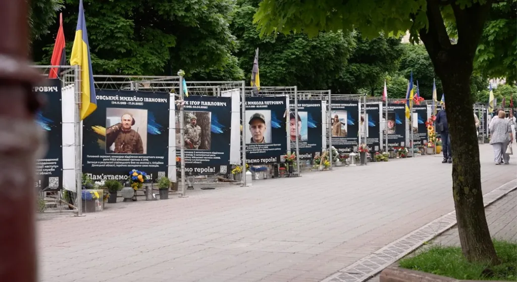 Меморіал загиблим українським військовим у парку