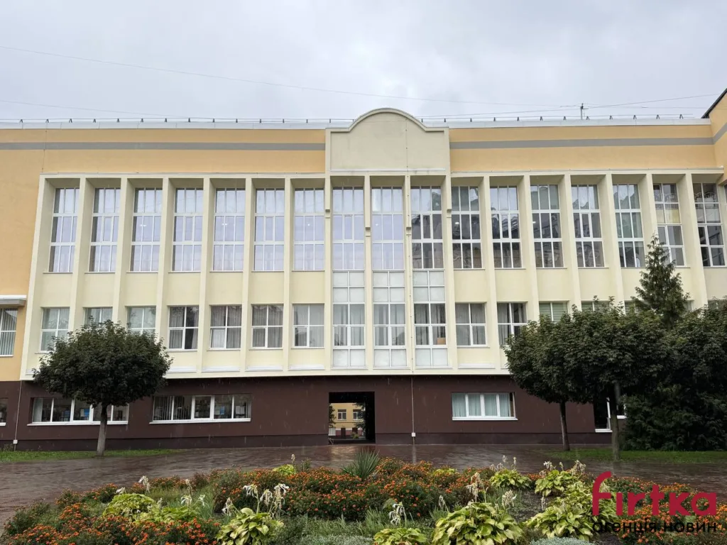 Фасад шкільної будівлі з великими вікнами