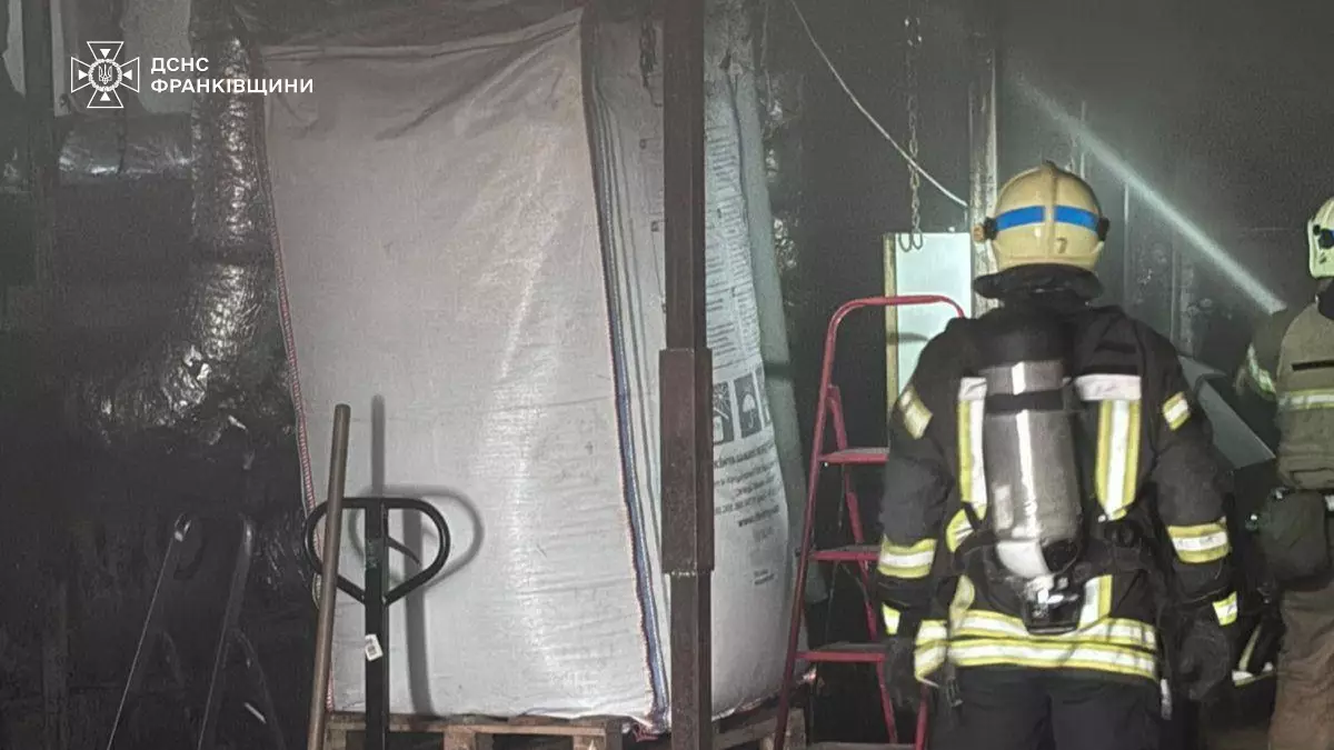 Пожежники гасять вогонь на промисловому об’єкті