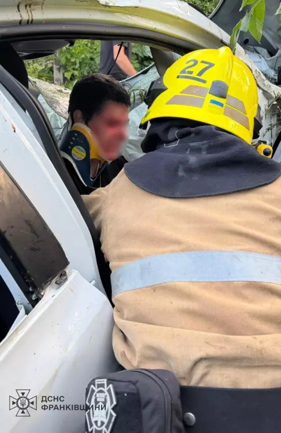 Рятувальник допомагає постраждалому після аварії