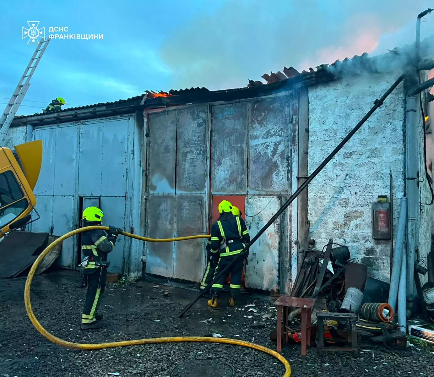Пожежники гасять вогонь у промисловій будівлі