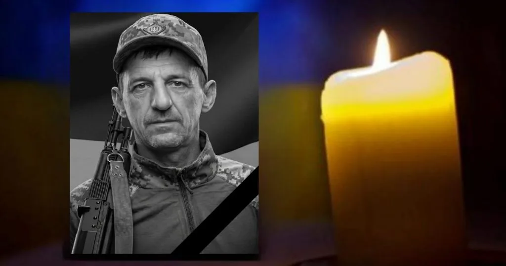 Український військовий і запалена свічка пам’яті