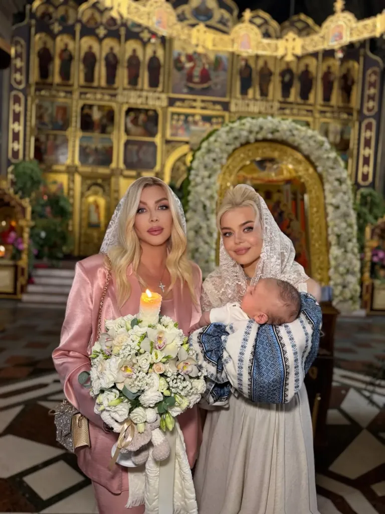 Хрещення немовляти в українській церкві