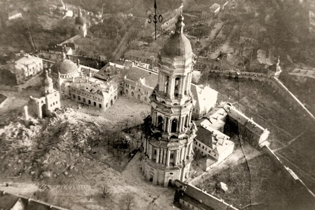 Старе фото зруйнованого монастирського комплексу