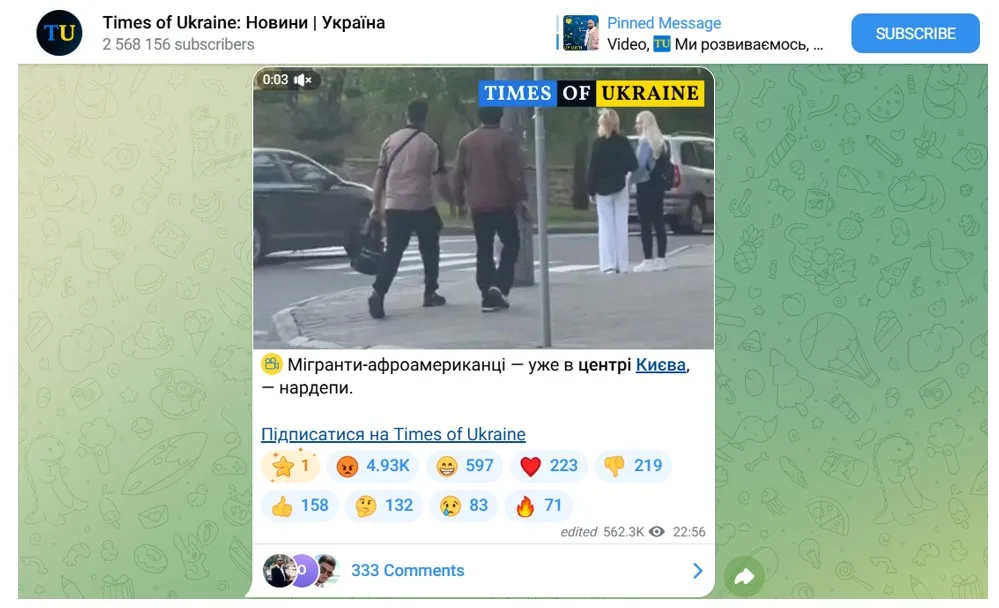 Люди переходять дорогу в центрі Києва
