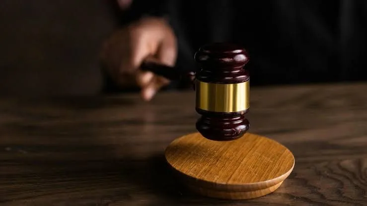 Суддівський молоток на дерев’яному столі