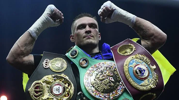 Боксер з кількома чемпіонськими поясами на рингу