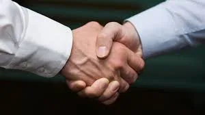 Рукостискання двох людей у діловому одязі