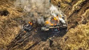 Зруйнований танк на полі бою, дим і вогонь