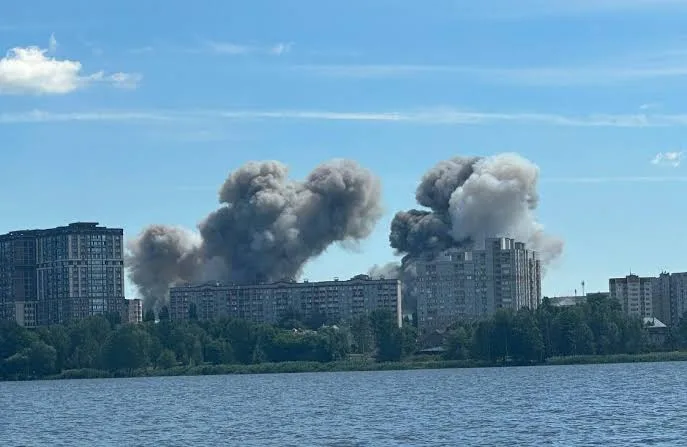Дим над житловими будинками після вибуху