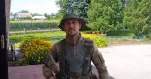 Військовий у формі стоїть на вулиці