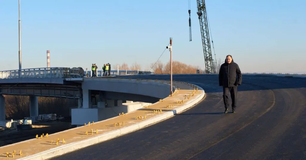 Будівництво нового мосту з людьми на об'єкті