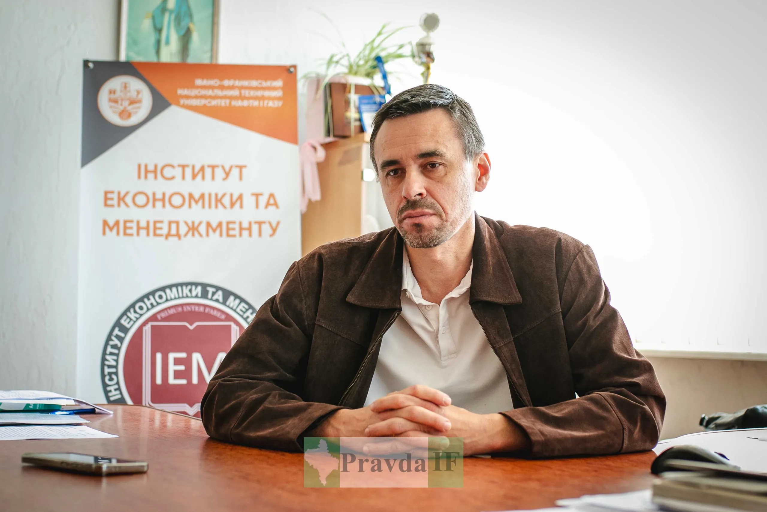 Чоловік у кабінеті Інституту економіки та менеджменту