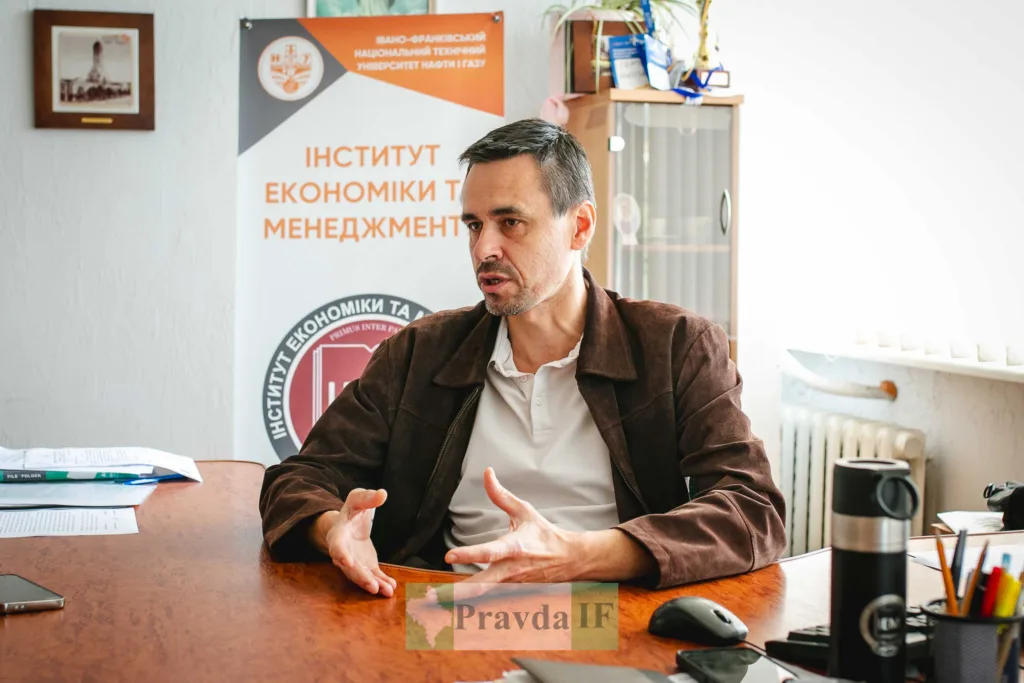 Чоловік в офісі Інституту економіки та менеджменту