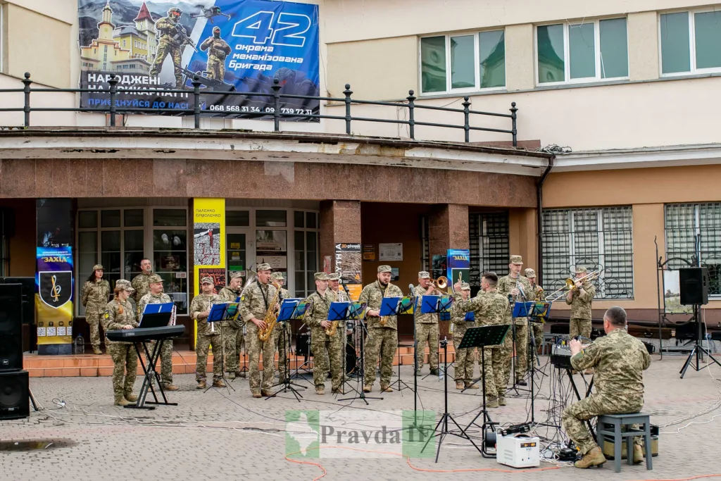 Військовий оркестр виступає на відкритому майданчику