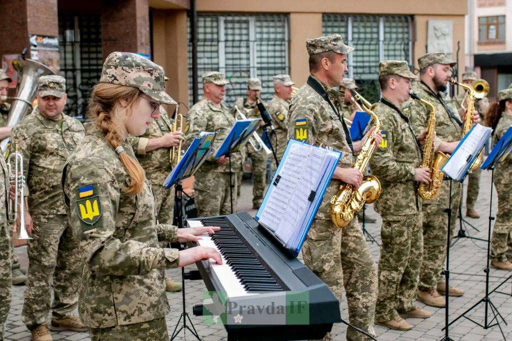 Військовий оркестр грає на вулиці України