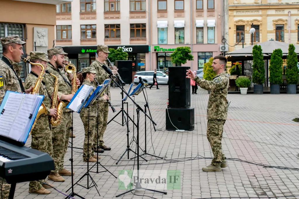 Військовий оркестр виступає на міській площі