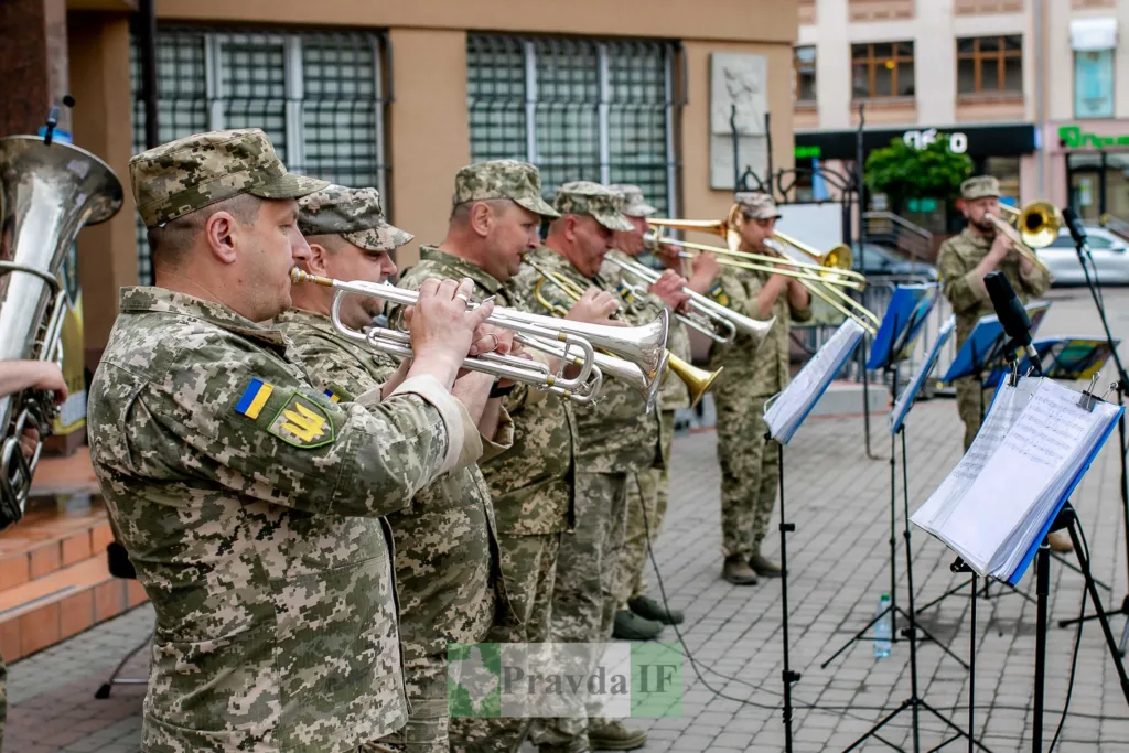 Військовий оркестр грає на вулиці України