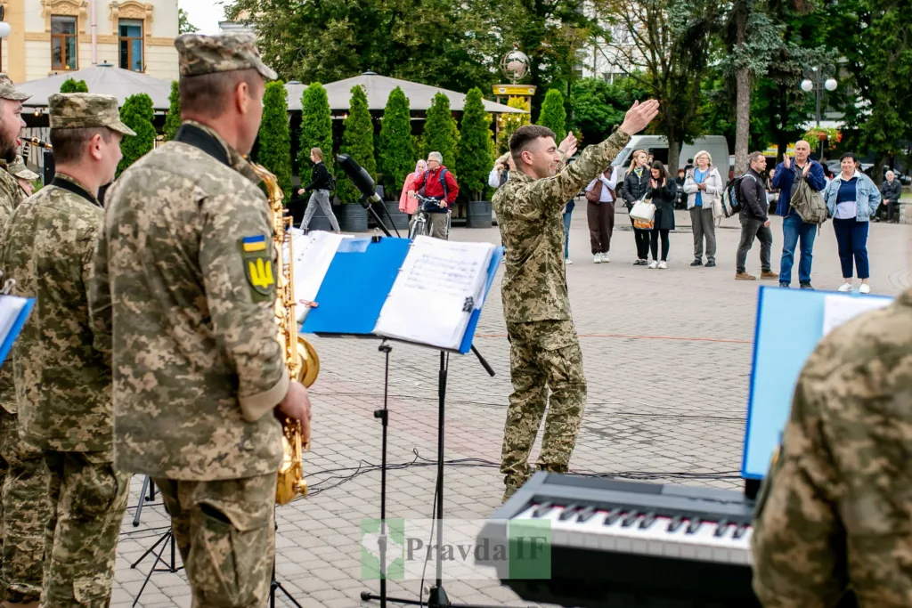 Військовий оркестр виступає на міській площі