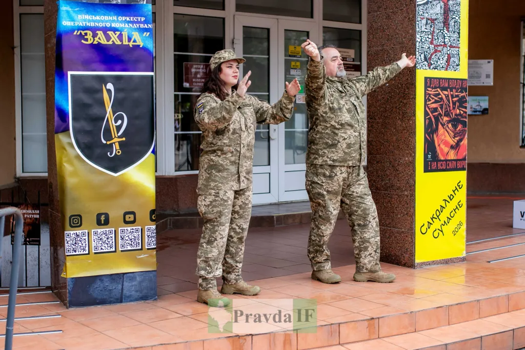 Військові виступають перед будівлею музею