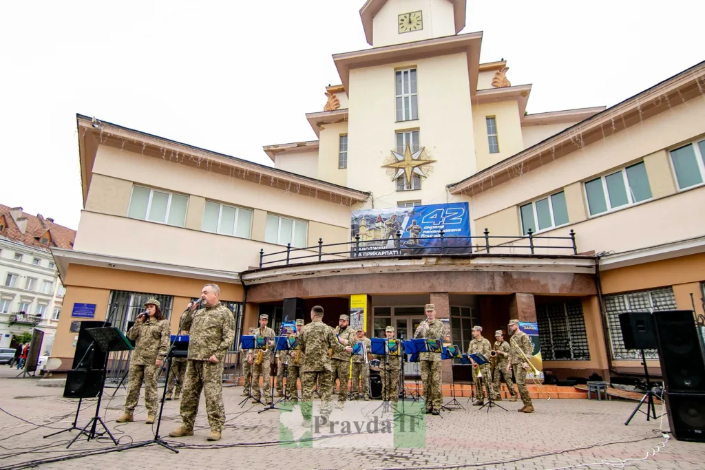 Військовий оркестр виступає на площі Івано-Франківська