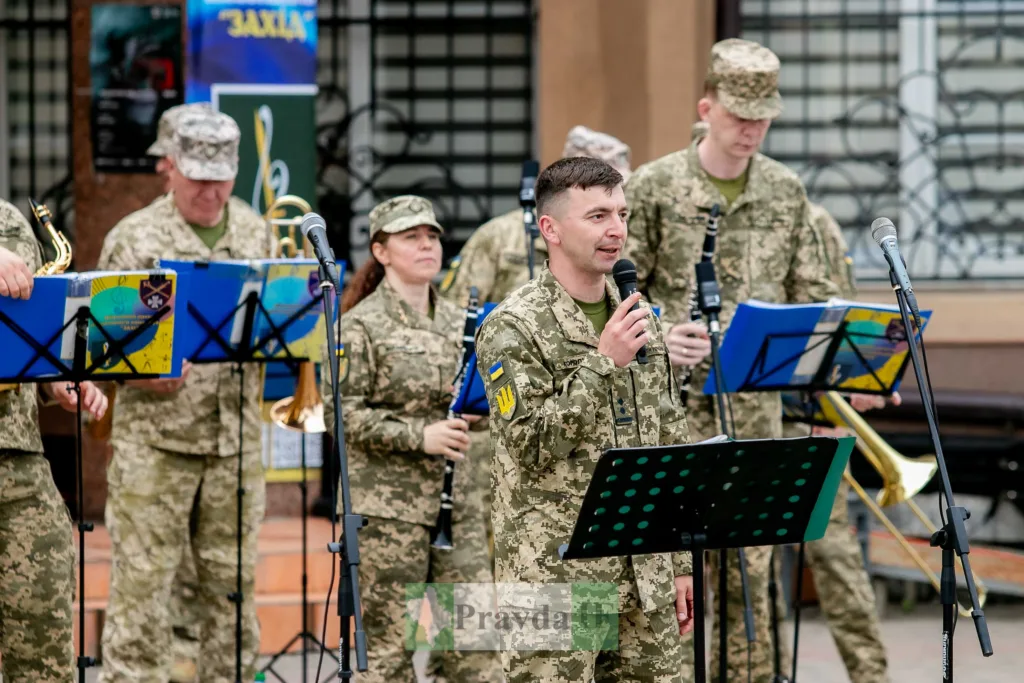 Військовий оркестр виконує музику на вулиці