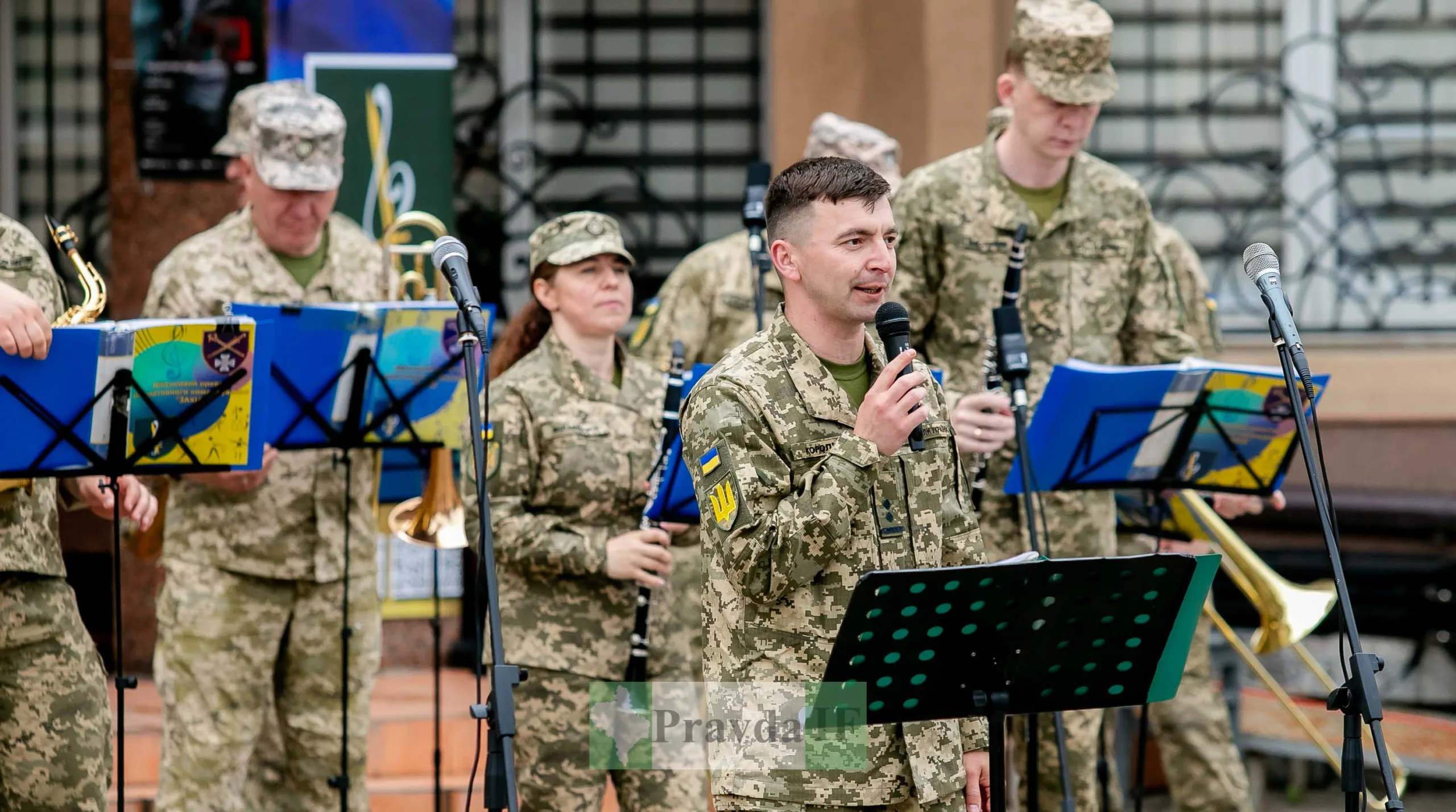 Військовий оркестр виступає на вулиці України