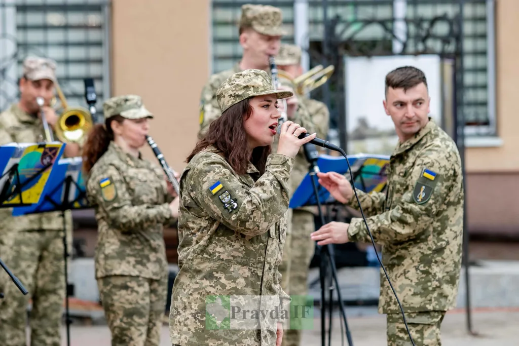 Військовий оркестр України виконує пісню на вулиці