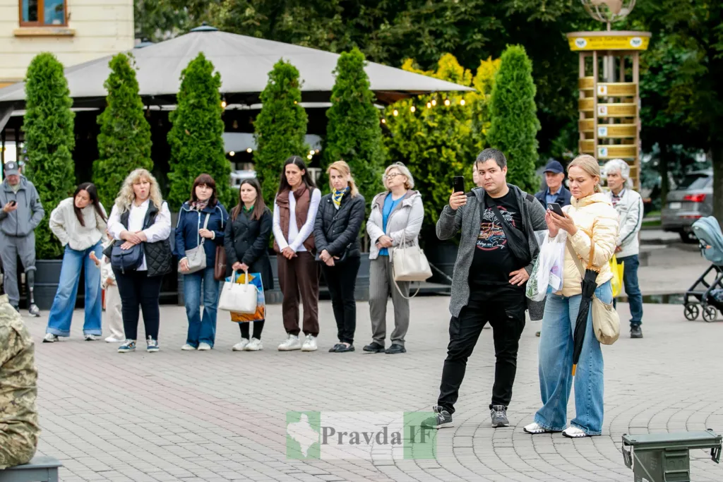 Люди стоять на площі під час події