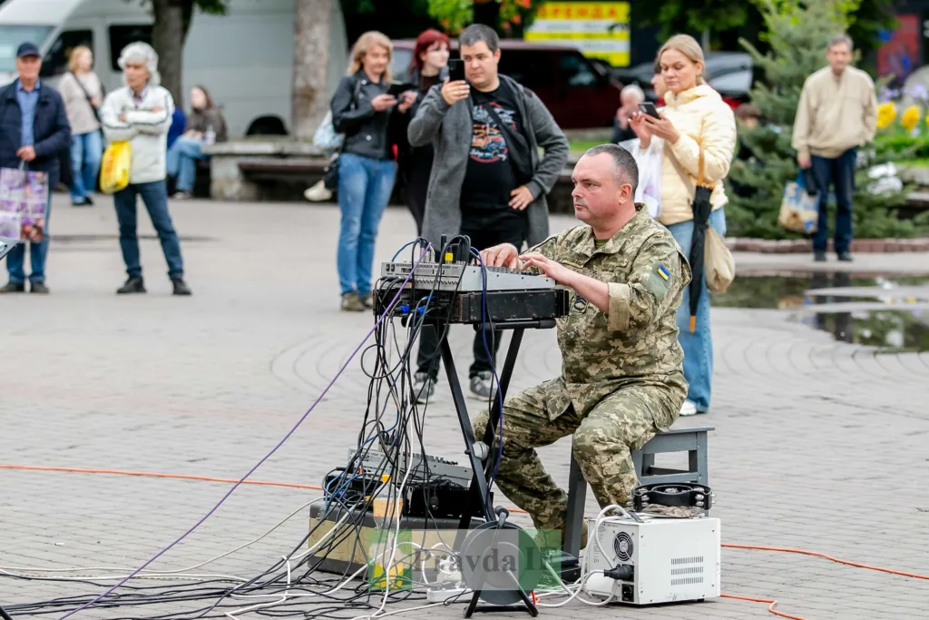 Військовий налаштовує звукове обладнання на вулиці