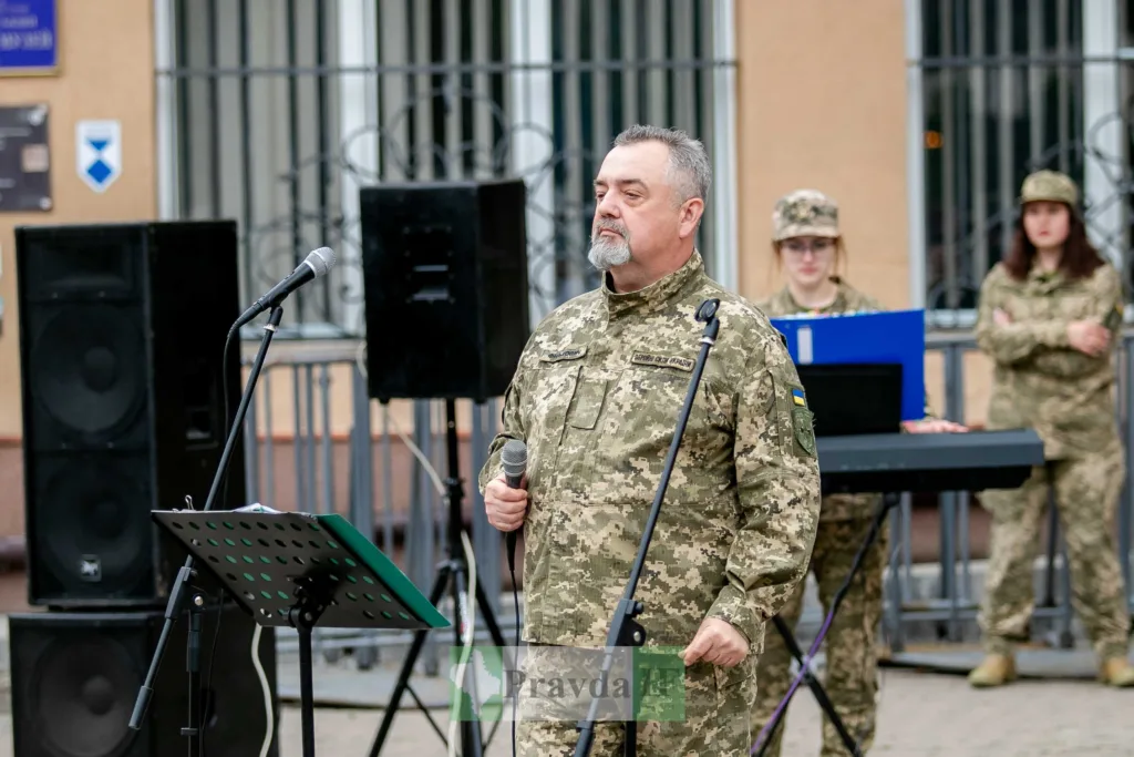 Військовий виступає перед мікрофоном на відкритому заході