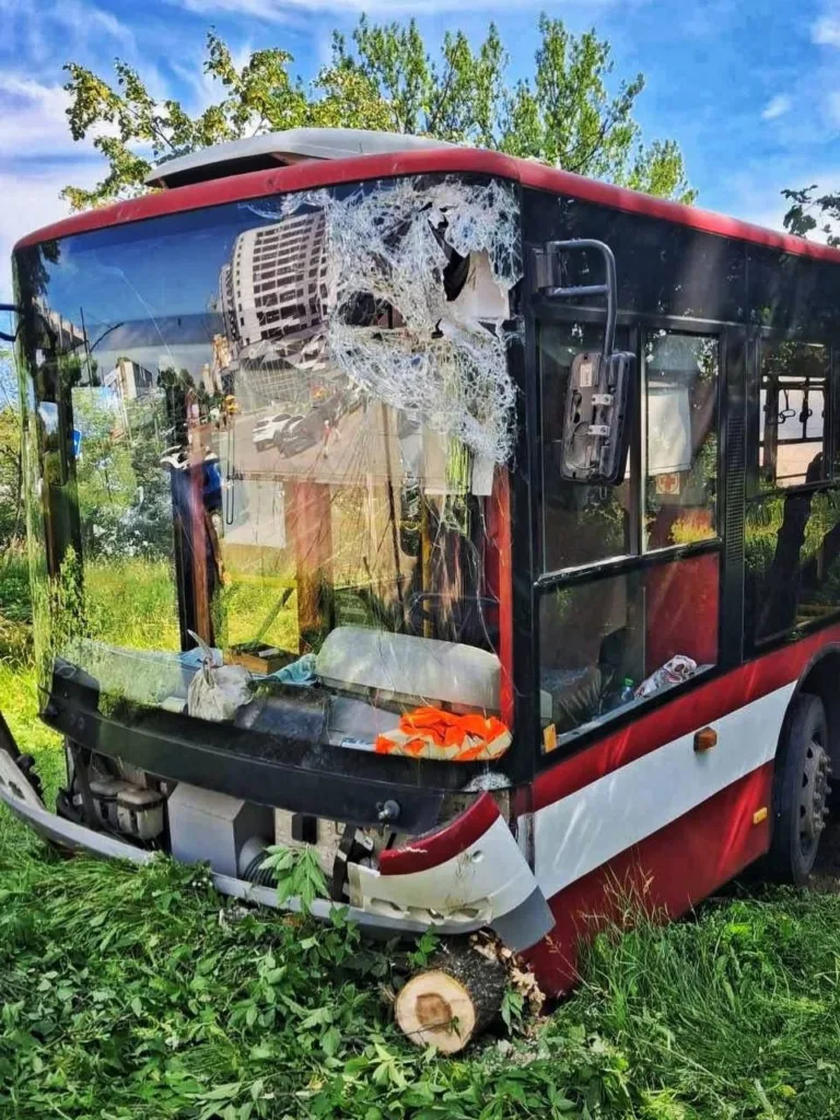 Автобус із розбитим лобовим склом після аварії