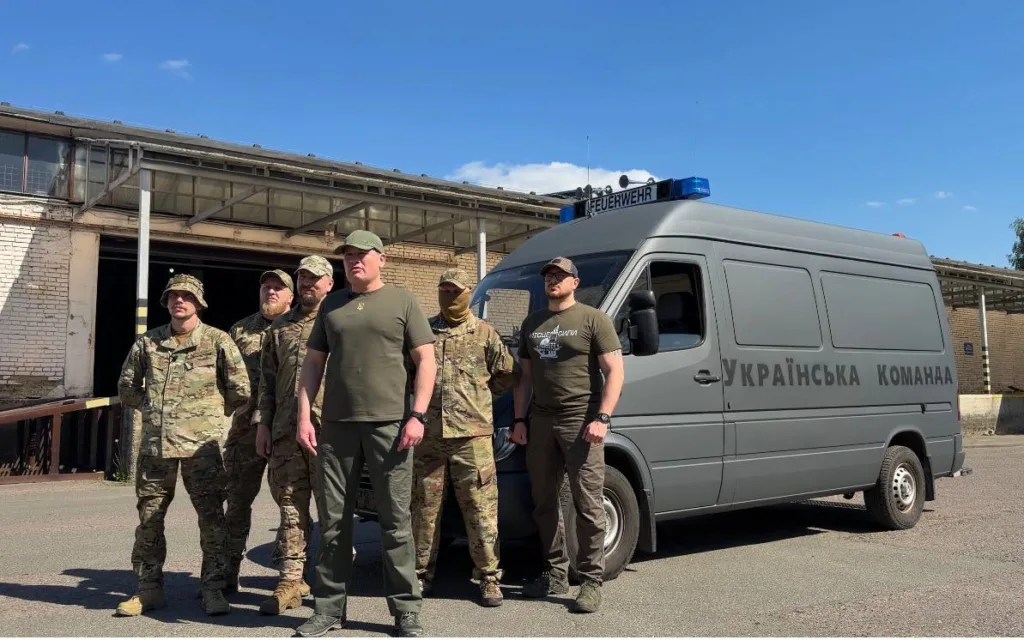 Військові стоять біля фургона Українська команда