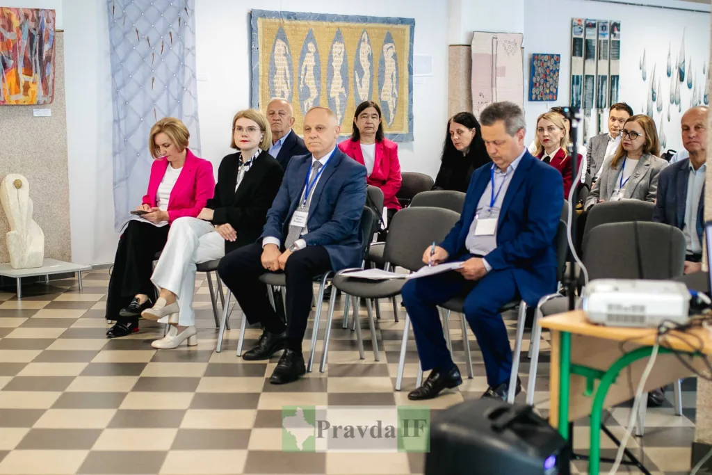 Люди на конференції в художній галереї