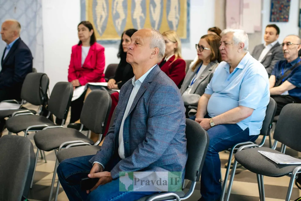 Люди слухають лекцію на конференції в залі