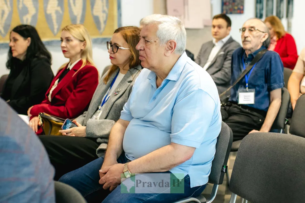 Люди слухають доповідь на конференції