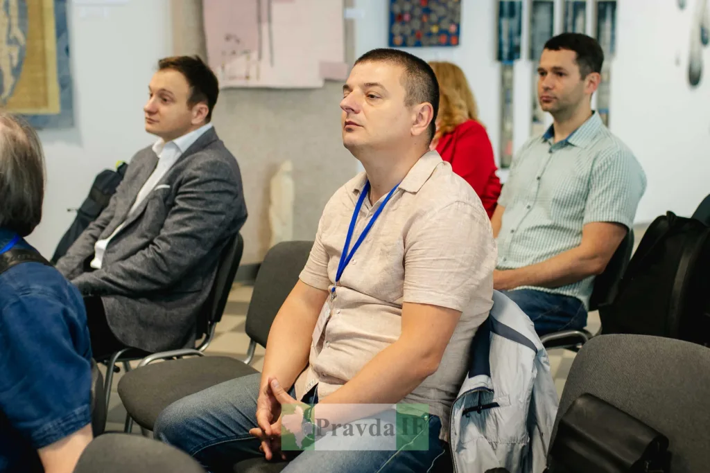 Люди слухають презентацію в конференц-залі
