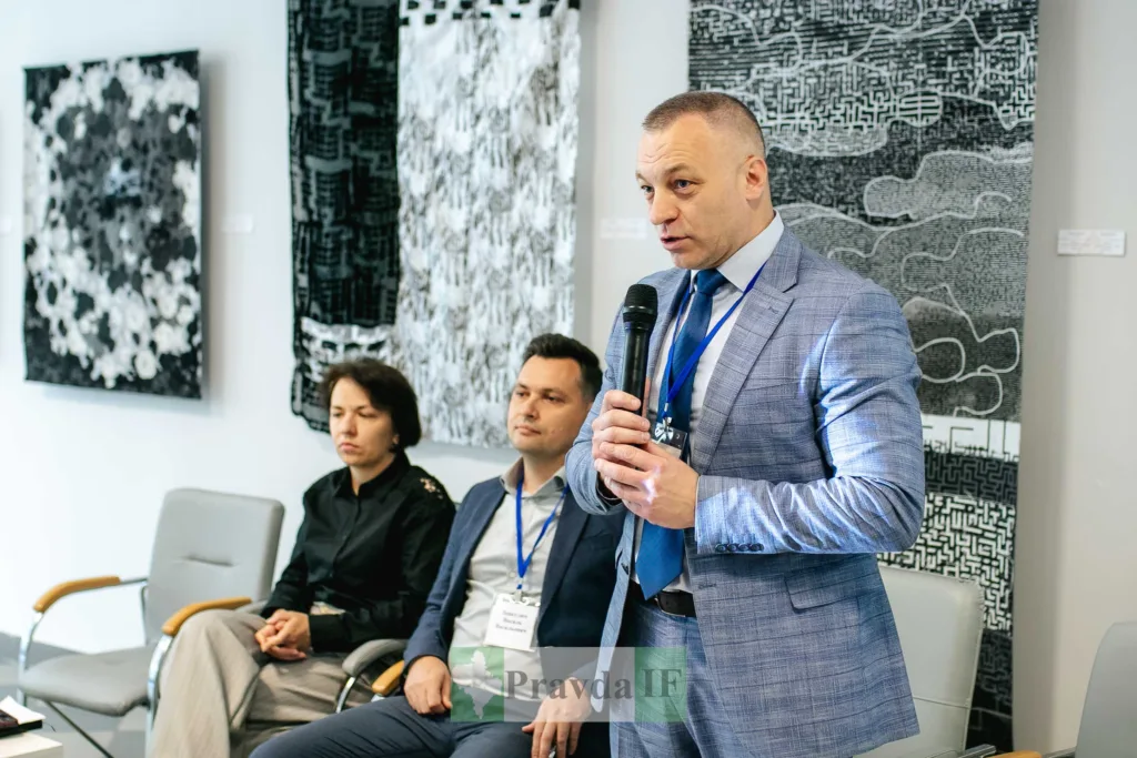 Чоловік виступає з мікрофоном на конференції