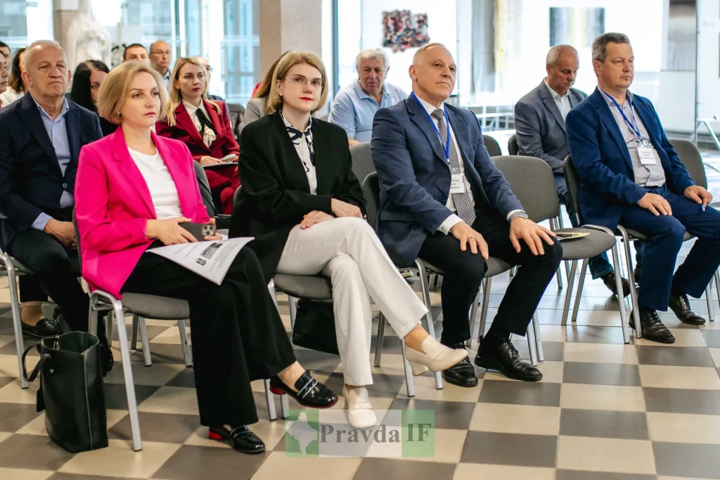 Учасники конференції сидять у залі