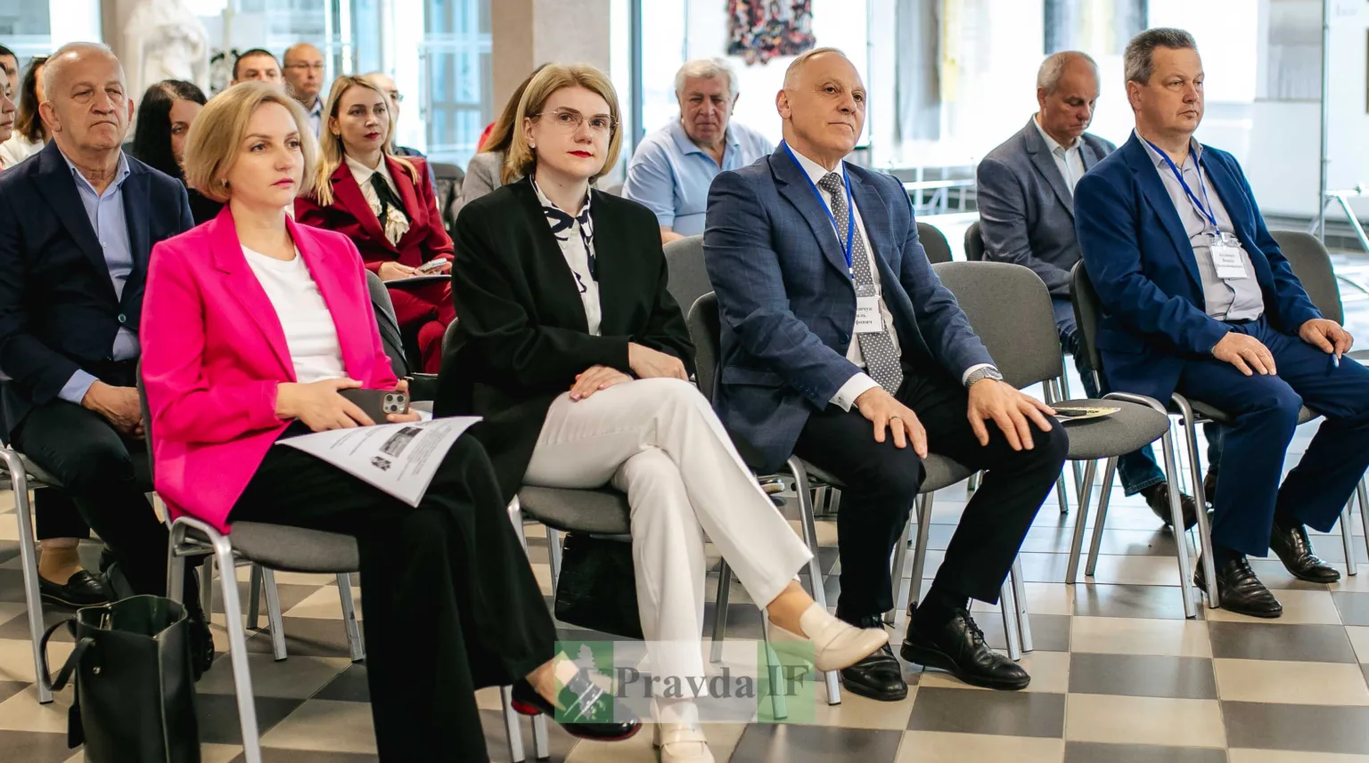 Люди на бізнес-конференції сидять у залі