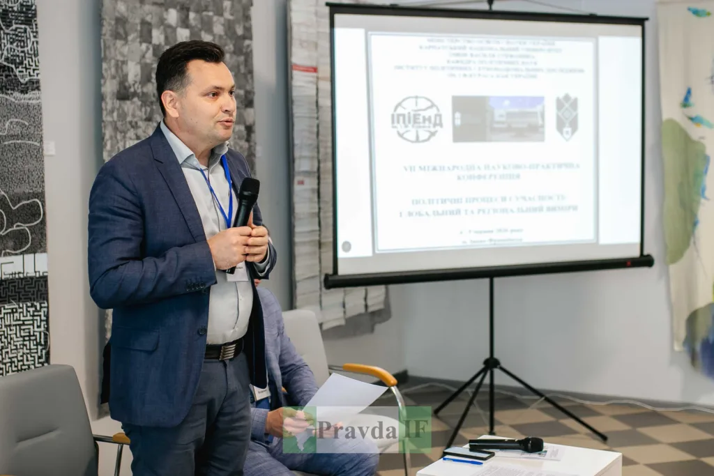 Доповідач виступає на науковій конференції