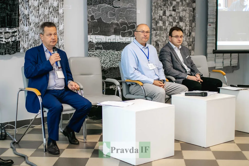 Троє чоловіків беруть участь у професійній дискусії