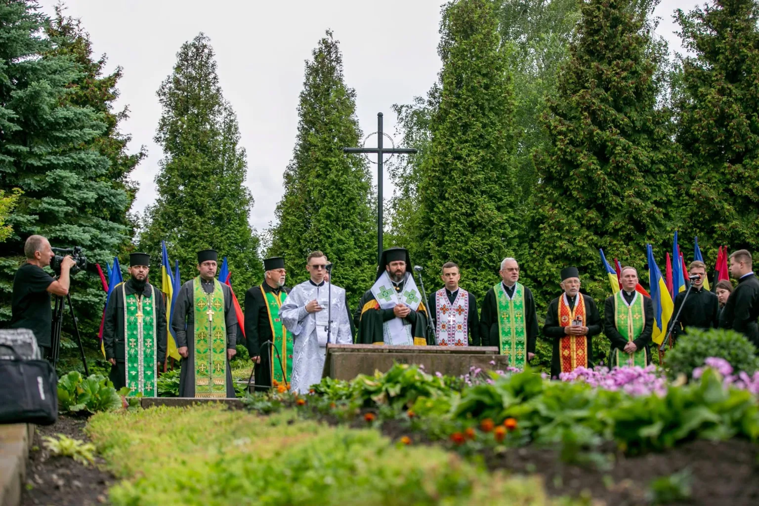 Священники проводять молебень біля хреста на природі