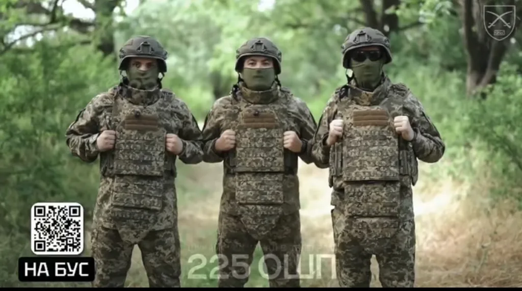 Українські військові у формі стоять у лісі