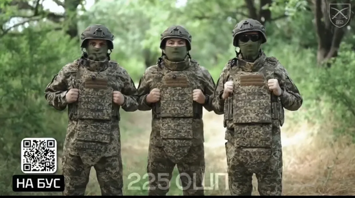 Українські військові у формі стоять у лісі