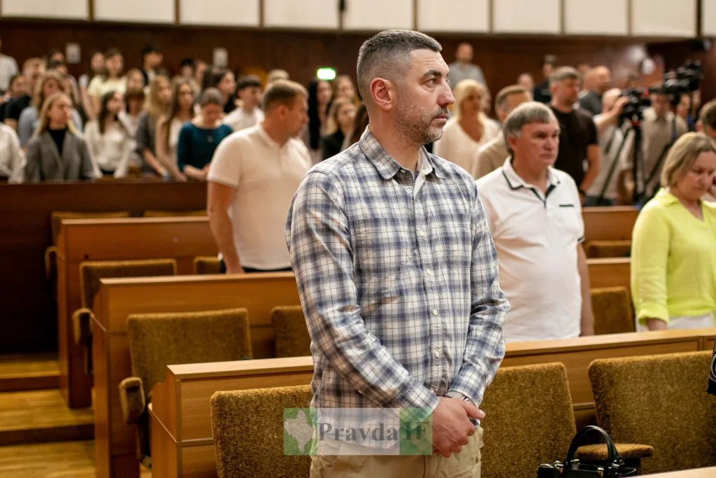 Люди стоять у залі під час заходу