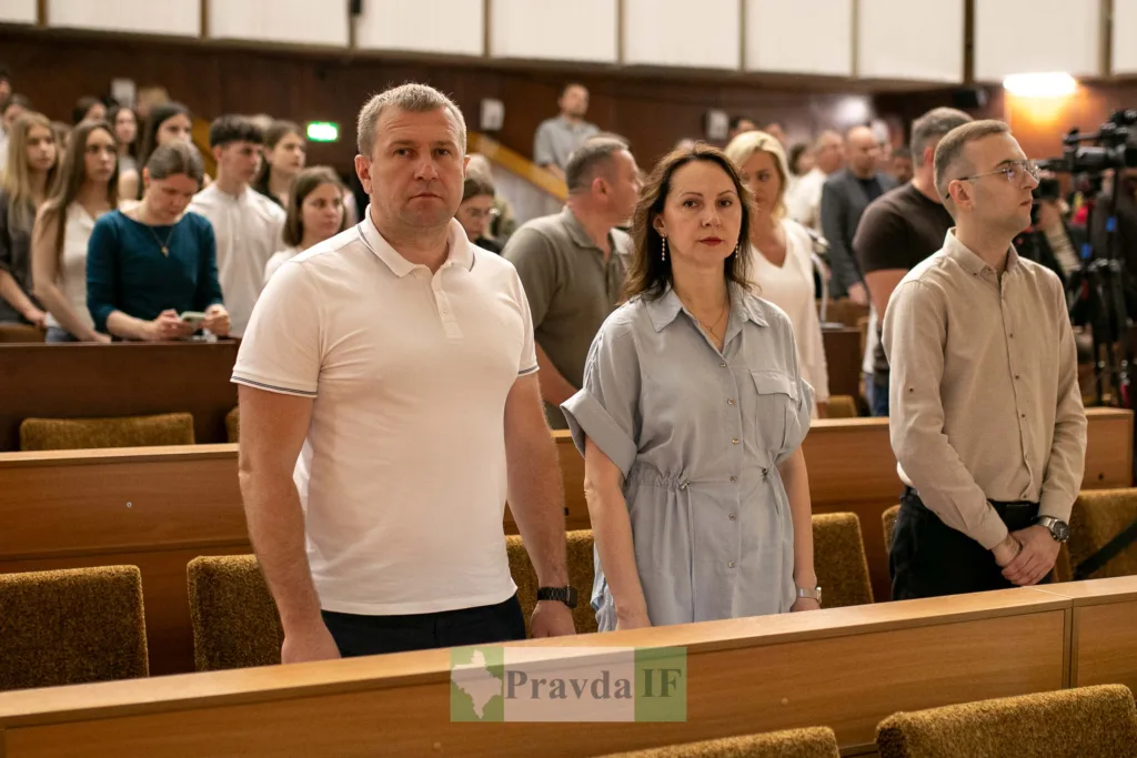 Люди стоять у залі під час заходу