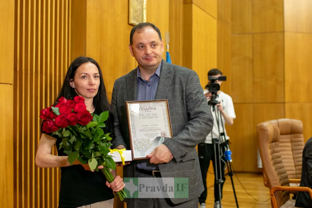 Вручення подяки та квітів у залі засідань