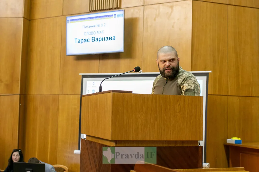 Виступ чоловіка у військовій формі на трибуні